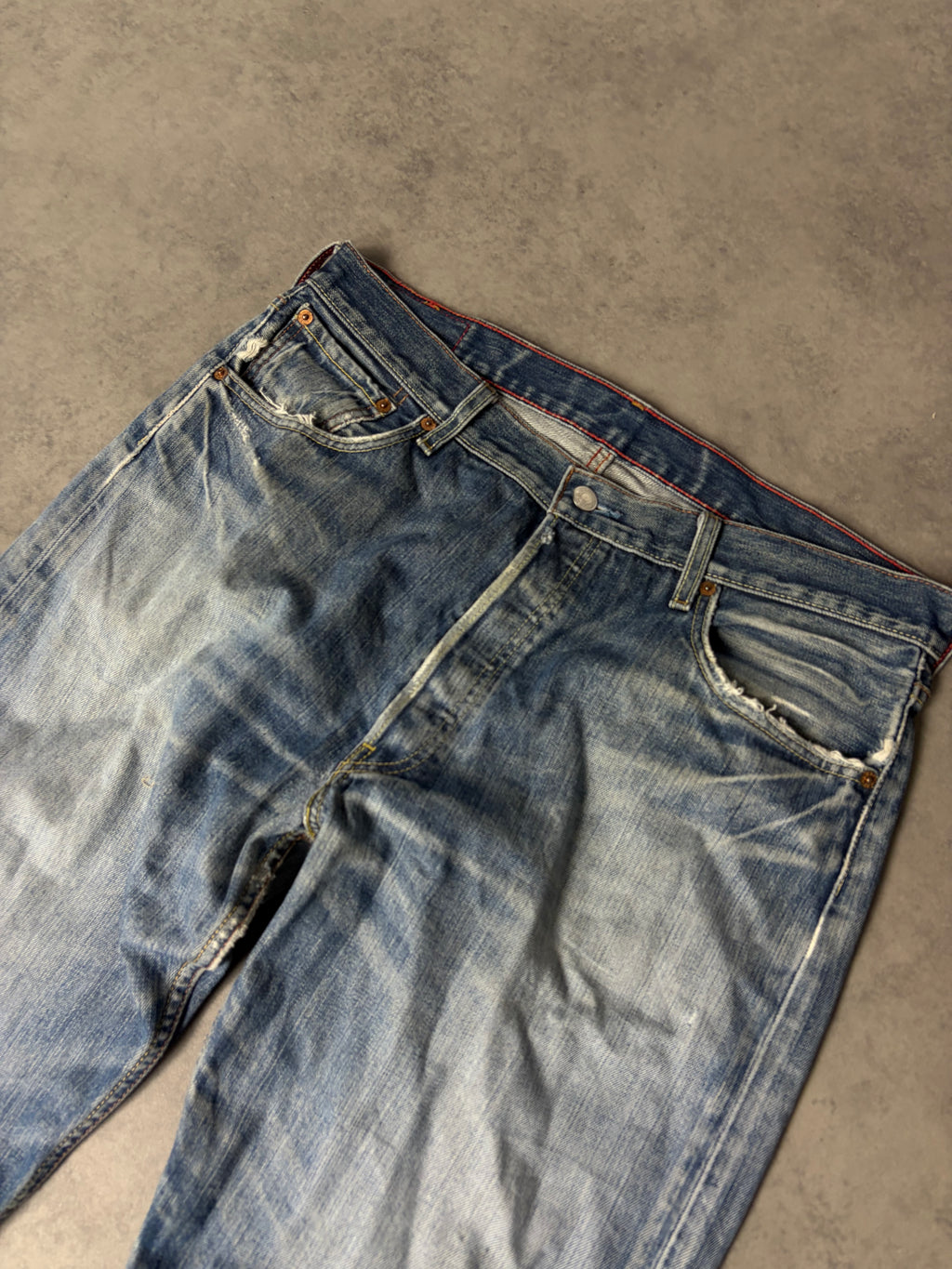 LEVIS STRAIGHT JEANS (L)