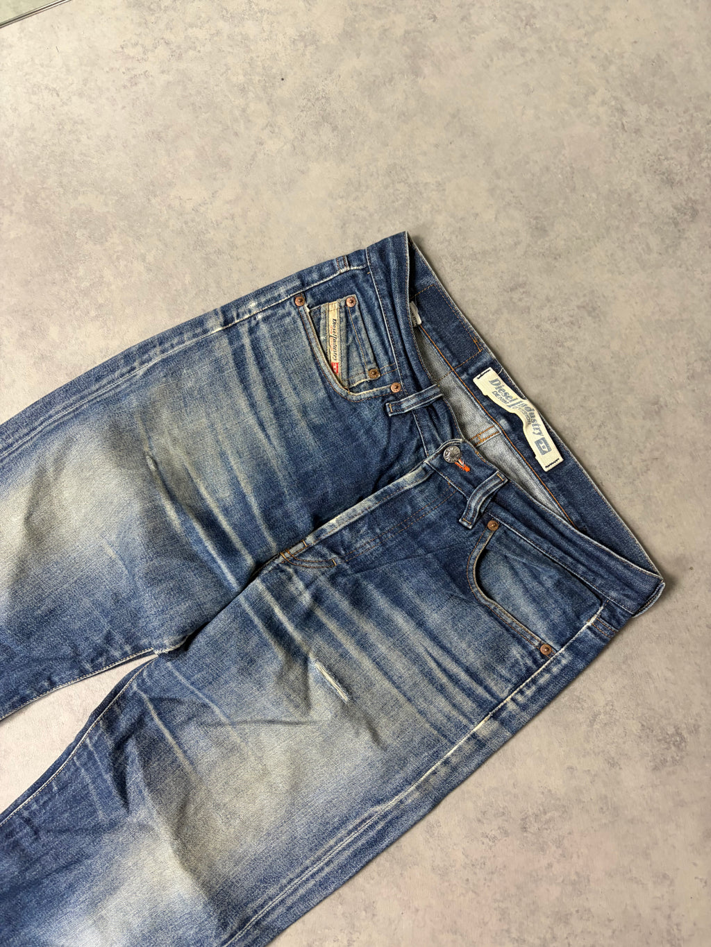 DIESEL STRAIGHT JEANS (M)