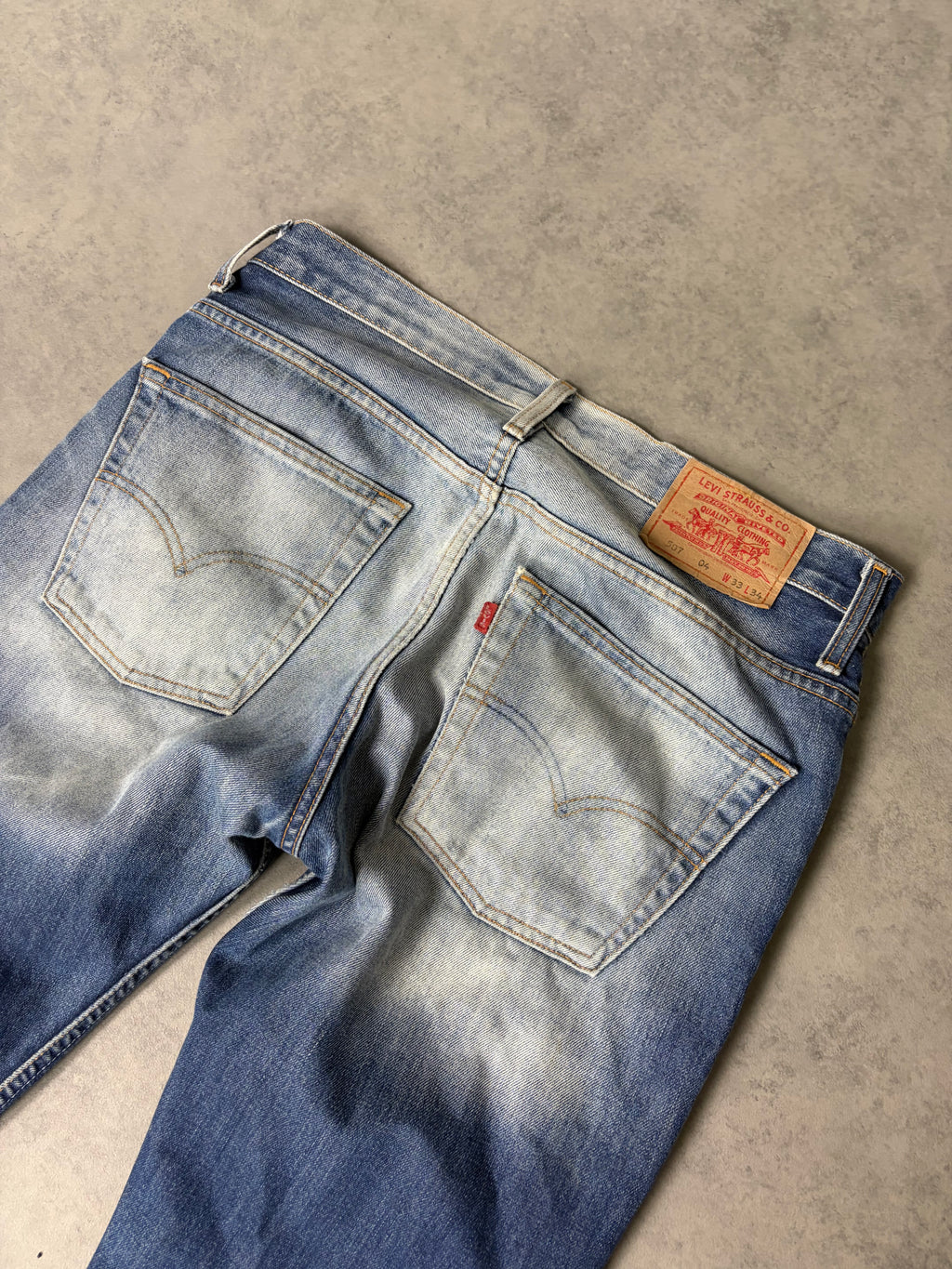 LEVIS BOOTCUT JEANS (M)