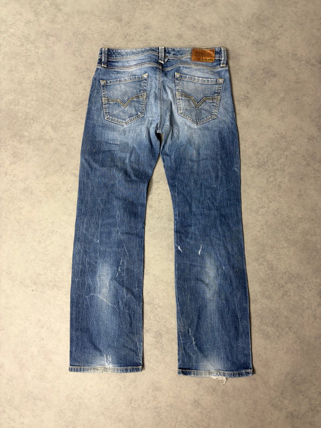 DIESEL STRAIGHT JEANS (M)