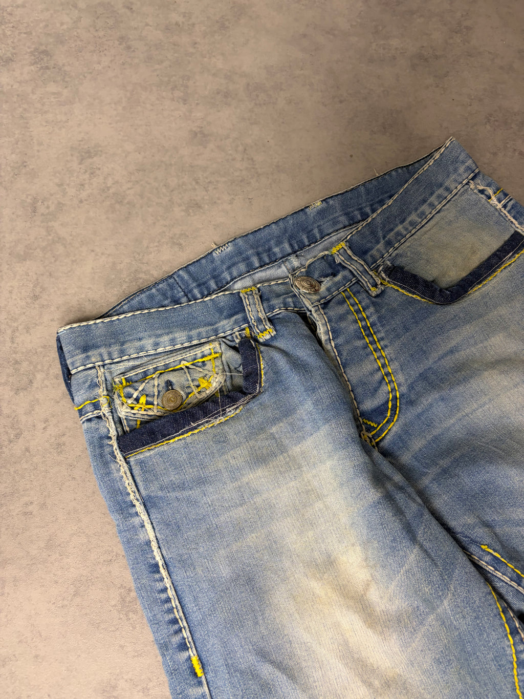 TRUE RELIGION STRAIGHT JEANS (M)