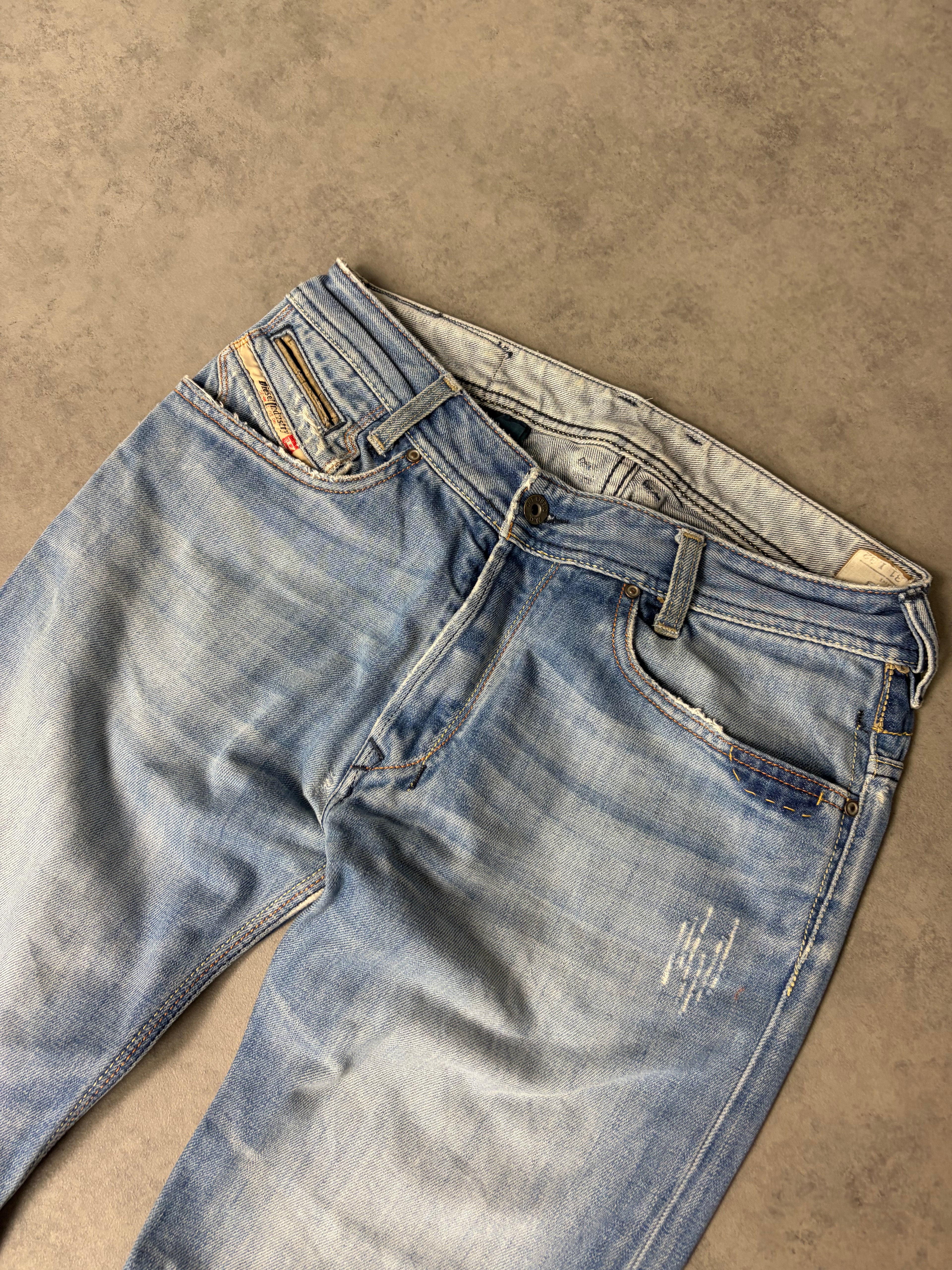 DIESEL STRAIGHT JEANS (M)