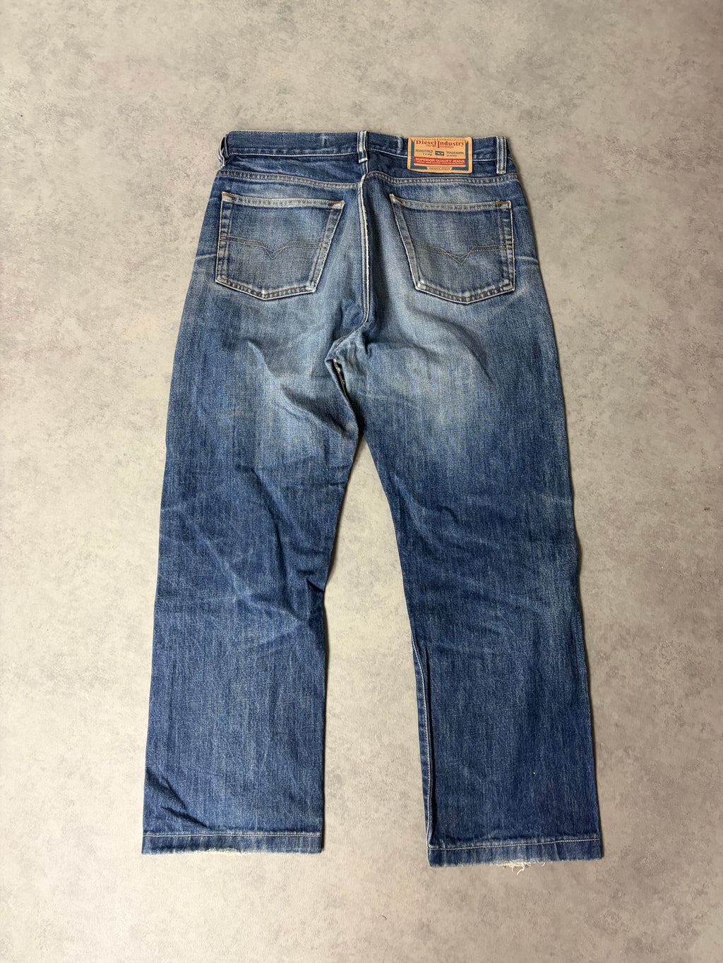 DIESEL STRAIGHT JEANS (M)