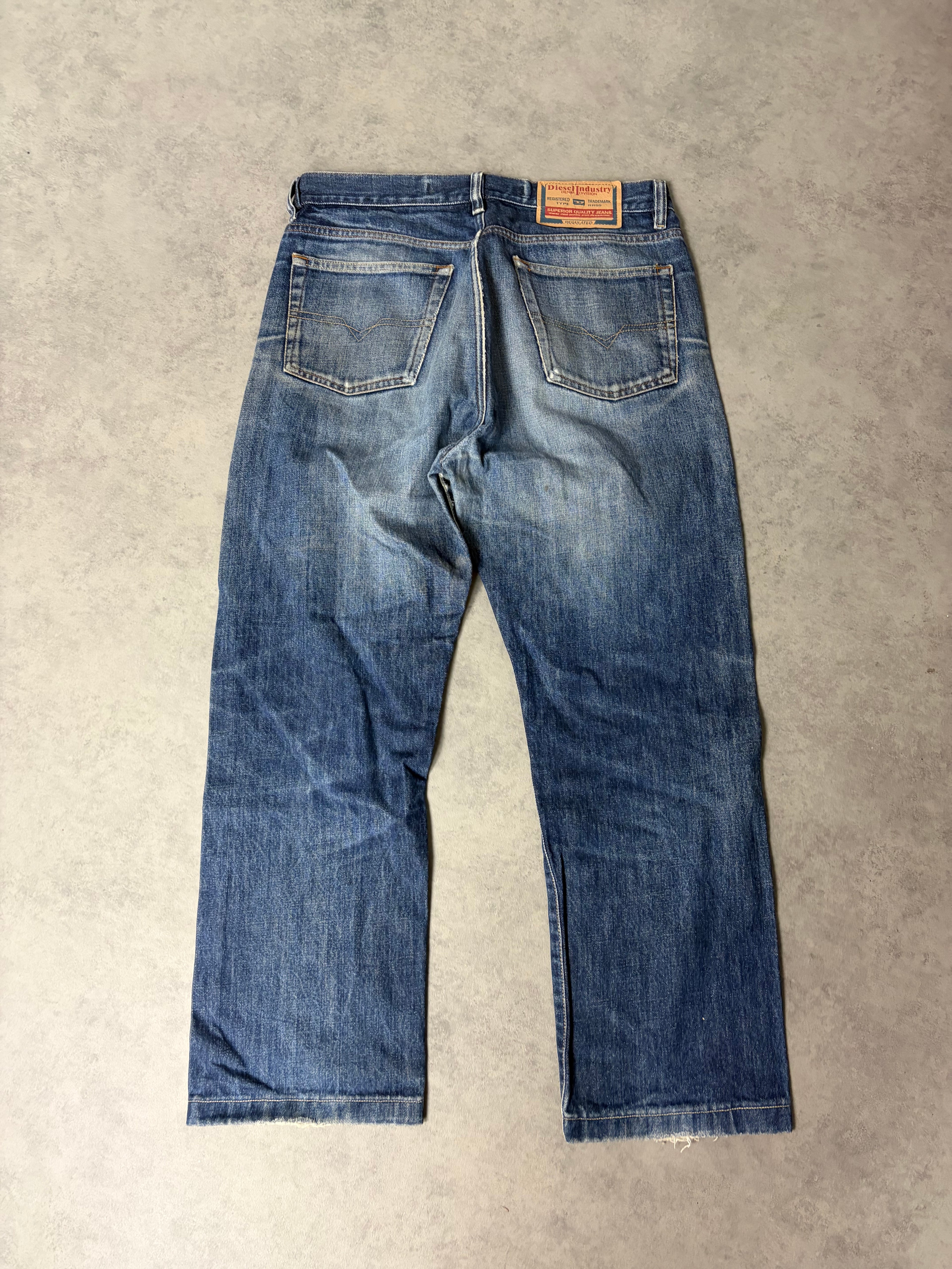 DIESEL STRAIGHT JEANS (M)