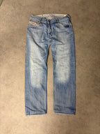 DIESEL STRAIGHT JEANS (M)