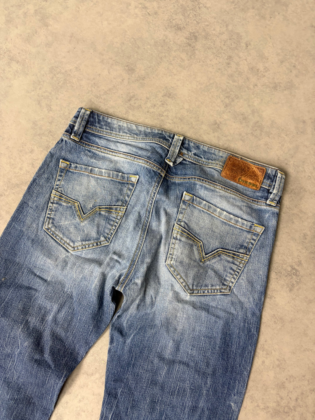 DIESEL STRAIGHT JEANS (M)