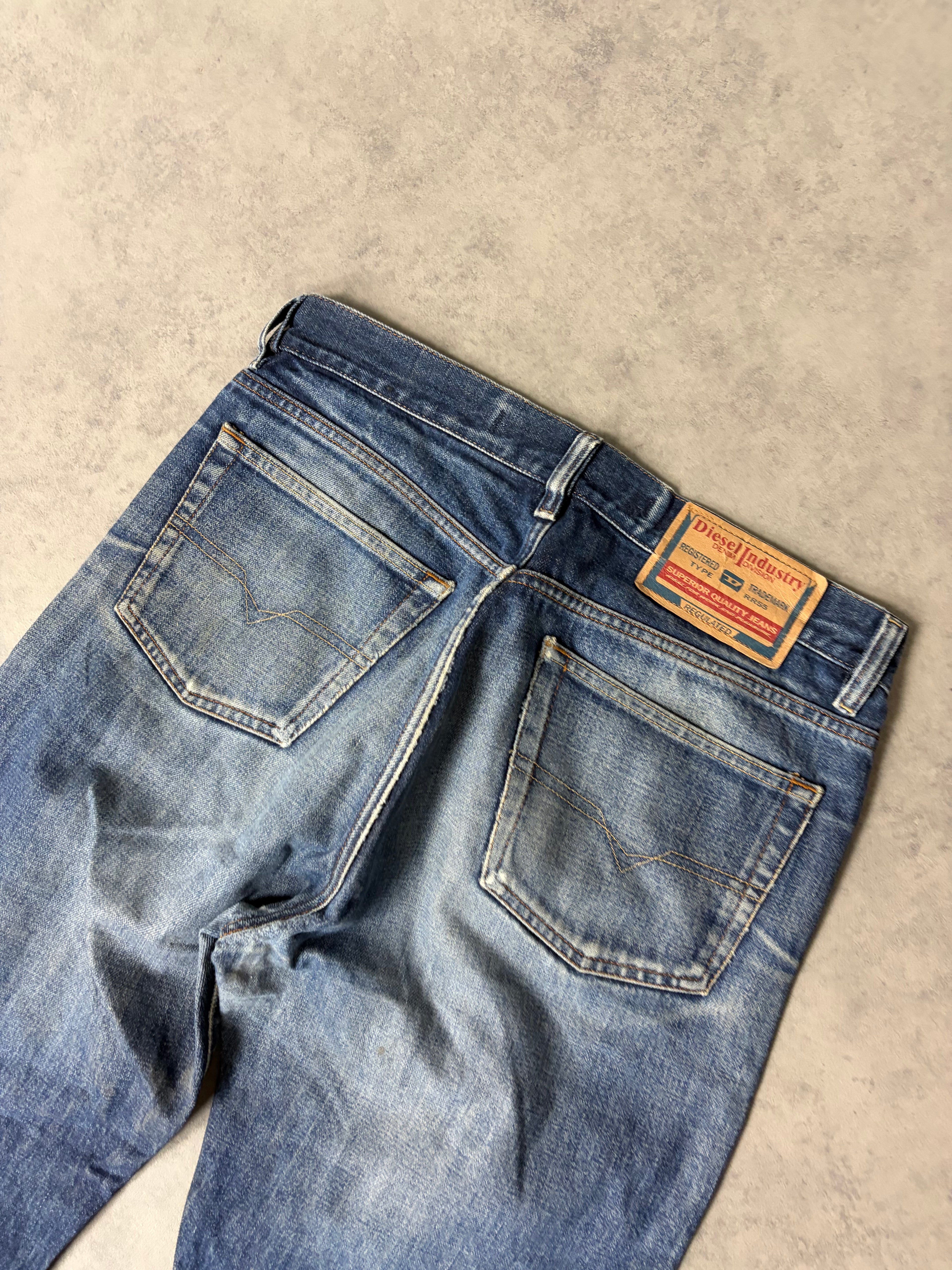 DIESEL STRAIGHT JEANS (M)